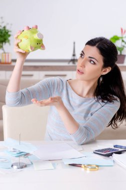 Bütçe planlama konseptinde genç kadın 