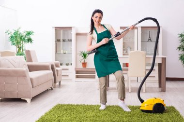 Ev işi yapan genç bir kadın müteahhit.