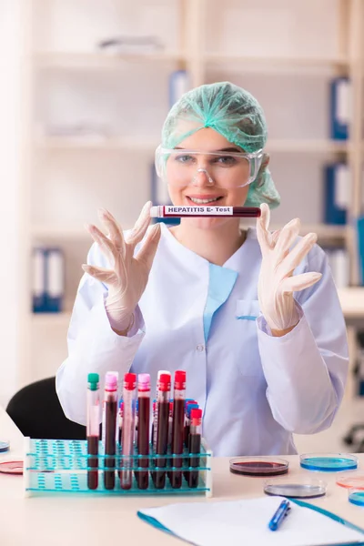 Junge Chemikerin arbeitet im Labor — Stockfoto