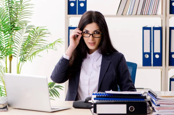 Joven empresaria sentada en la oficina — Foto de Stock