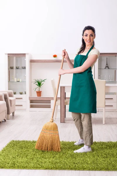 Giovane appaltatrice che fa lavori domestici — Foto Stock