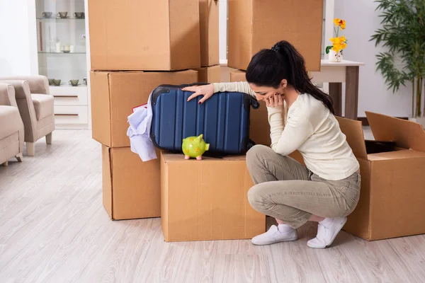 Jonge vrouw verhuizen naar nieuwe flat — Stockfoto