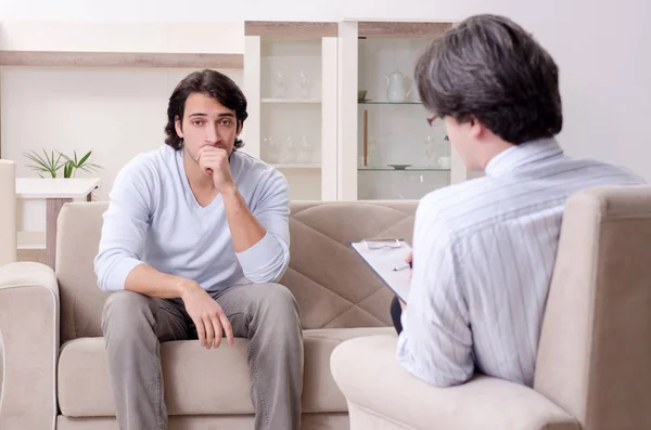 Paciente masculino joven discutiendo con psicólogo problema personal —  Fotos de Stock