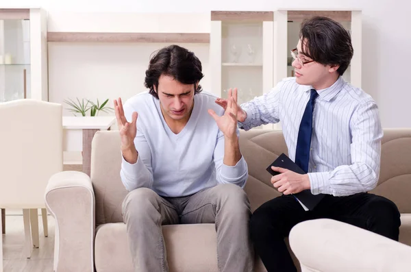 Paciente masculino joven discutiendo con psicólogo problema personal —  Fotos de Stock