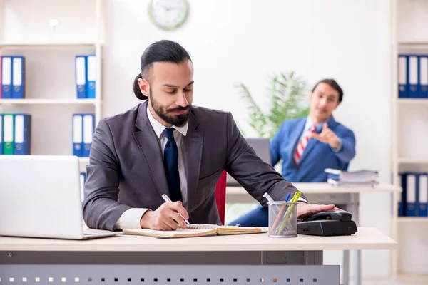 Twee mannelijke collega 's op kantoor — Stockfoto