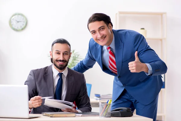 Due colleghi maschi in ufficio — Foto Stock