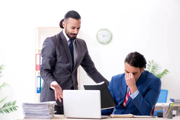 Two male colleagues in the office — Stock Photo, Image