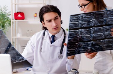 Klinikte çalışan iki doktor. 