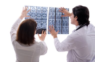 Klinikte çalışan iki doktor. 