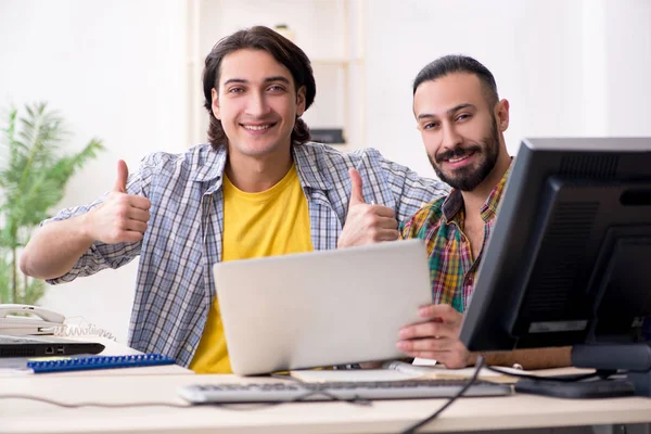 Dos especialistas que trabajan en la oficina —  Fotos de Stock