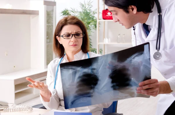 Two doctors working in the clinic — Stock Photo, Image