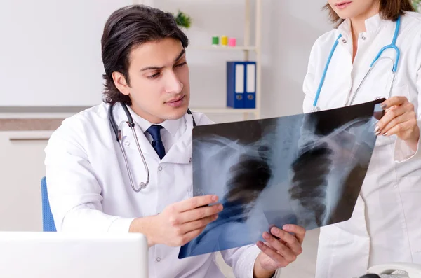 Två läkare som arbetar på kliniken — Stockfoto