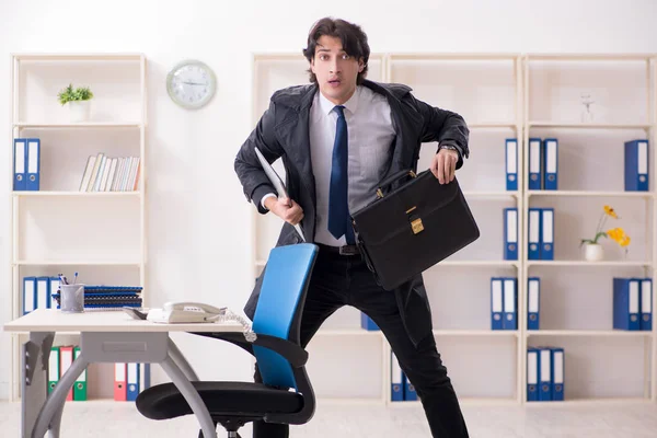 Fiatal férfi alkalmazott az irodában az időgazdálkodás koncepciójában — Stock Fotó