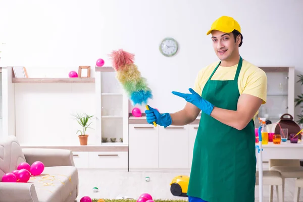 Junge männliche Bauunternehmer erledigen Hausarbeit nach Party — Stockfoto