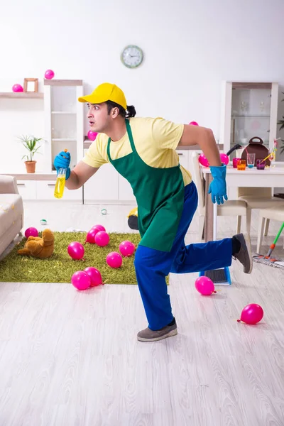 Νεαρός εργολήπτης κάνει δουλειές του σπιτιού μετά το πάρτι — Φωτογραφία Αρχείου