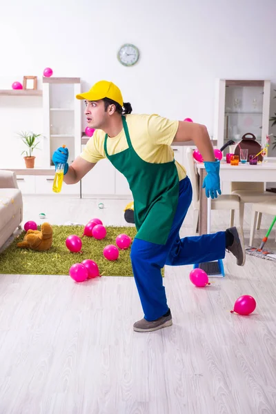 Giovane appaltatore maschile che fa lavori domestici dopo la festa — Foto Stock