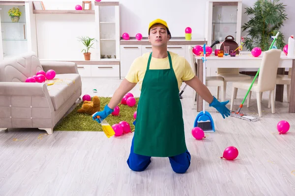 Junge männliche Bauunternehmer erledigen Hausarbeit nach Party — Stockfoto