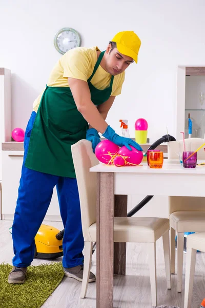 Junge männliche Bauunternehmer erledigen Hausarbeit nach Party — Stockfoto
