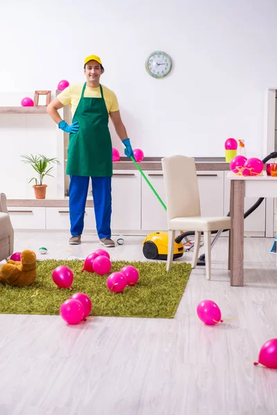 Jonge mannelijke aannemer doet huishoudelijk werk na partij — Stockfoto