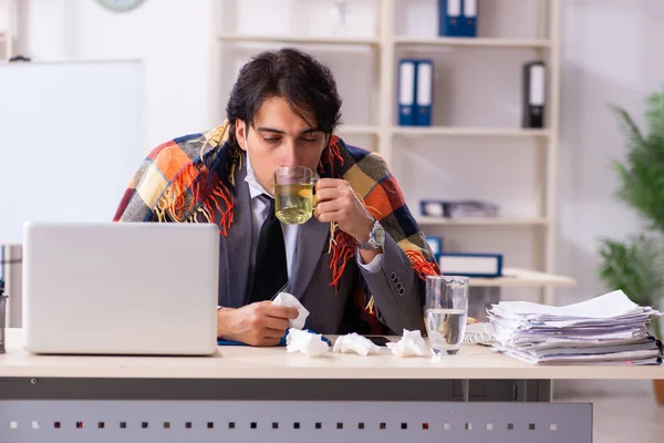 Muž s chřipkou pracuje v kanceláři — Stock fotografie