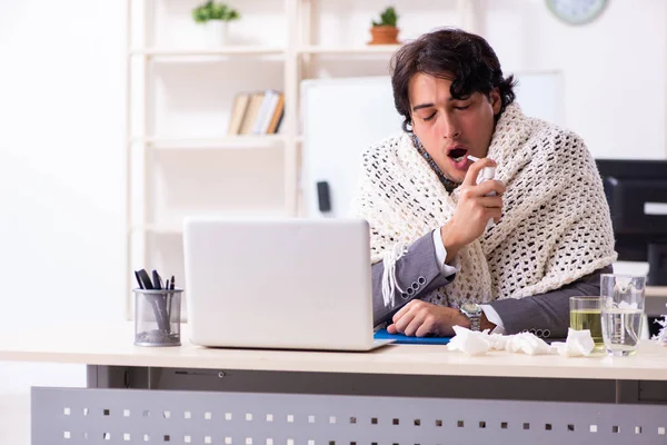 Homem com gripe a trabalhar no escritório — Fotografia de Stock