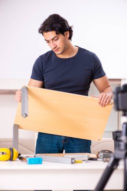 Genç erkek tamirci blogu için video kaydediyor. 