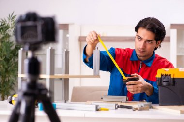 Genç müteahhit blogu için video kaydediyor. 