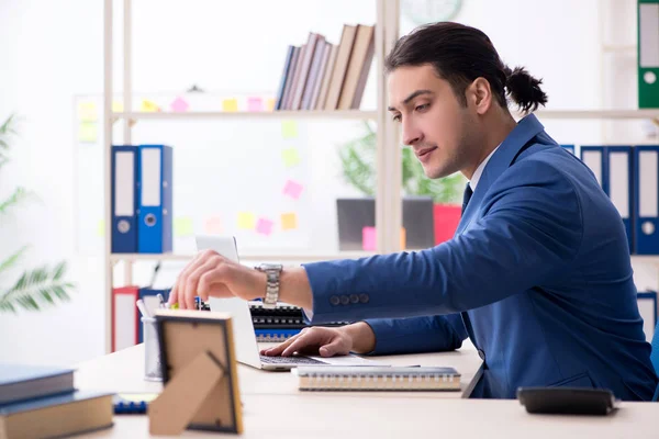 Giovane bel dipendente in ufficio — Foto Stock