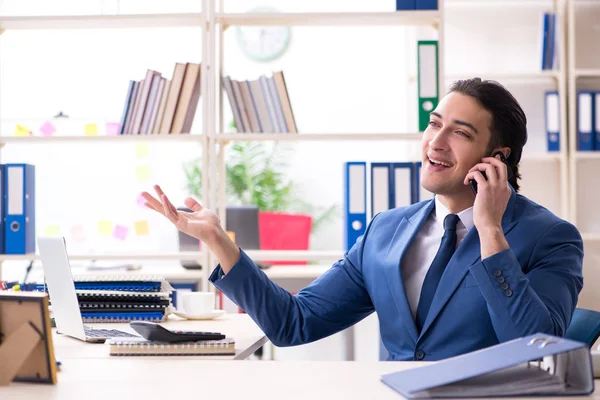 Jeune beau employé dans le bureau — Photo