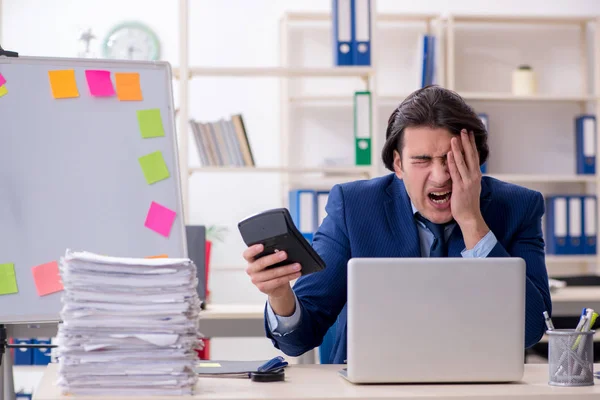 Junge männliche Mitarbeiter unzufrieden mit exzessiver Arbeit — Stockfoto