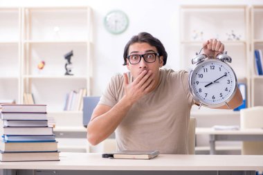 Evde sınava hazırlanan genç bir erkek öğrenci. 