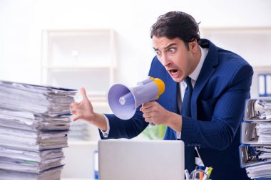 Genç bir erkek işçi aşırı işten memnun değil.