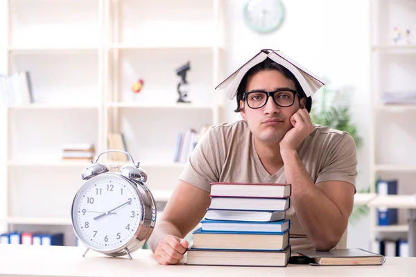 Jonge mannelijke student bereidt zich voor op examens thuis — Stockfoto