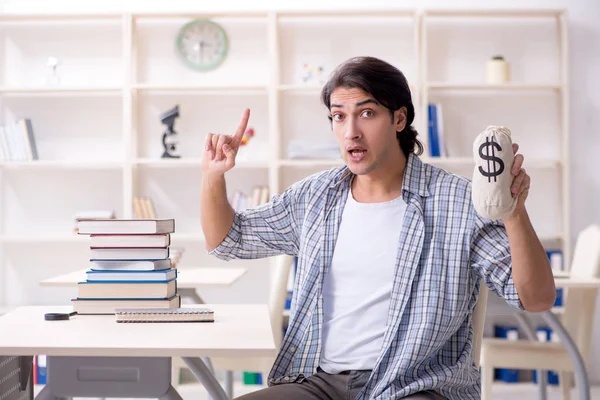 Giovane studente maschio preparazione per gli esami a casa — Foto Stock