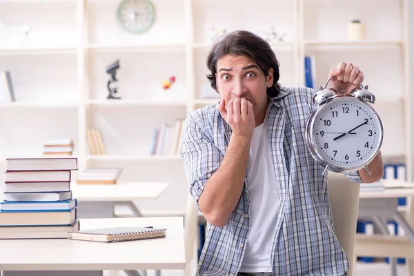 Jonge mannelijke student bereidt zich voor op examens thuis — Stockfoto