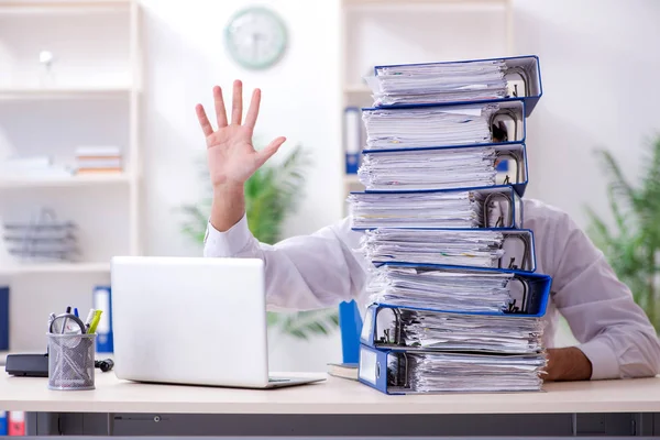 Ung manlig anställd missnöjd med överdrivet arbete — Stockfoto