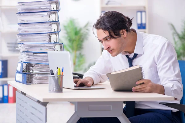 Jonge mannelijke werknemer ongelukkig met overmatig werk — Stockfoto