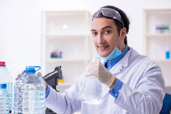 Jovem químico do sexo masculino experimentando em laboratório — Fotografia de Stock