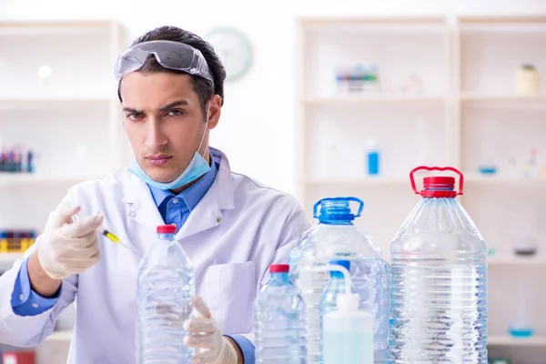 Ung manlig kemist experimenterar i labb — Stockfoto