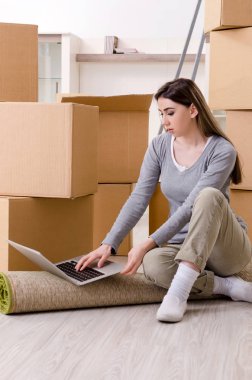 Genç ve güzel bir kadın yeni daireye taşınıyor. 