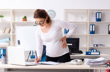 Ofiste çalışan deneyimli bayan çalışanlar. 