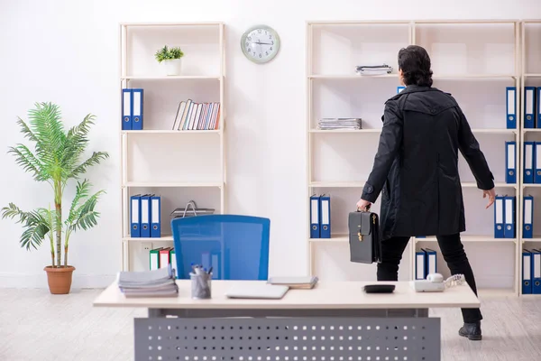 Junge männliche Mitarbeiter im Büro im Zeitmanagement-Konzept — Stockfoto