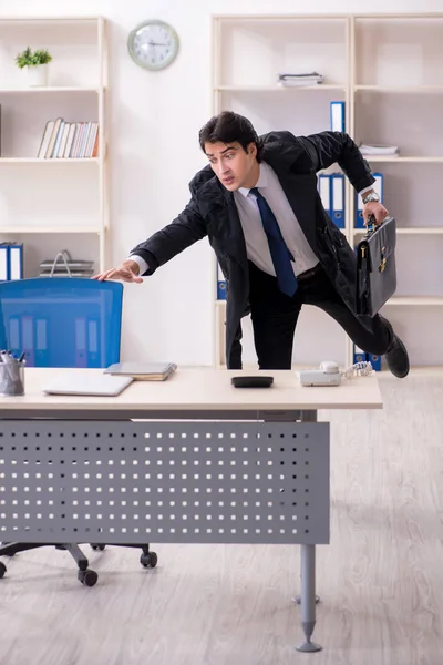 Giovane dipendente maschile in ufficio nel concetto di gestione del tempo — Foto Stock