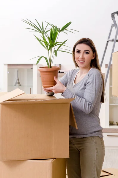 Ung vacker kvinna flyttar till ny lägenhet — Stockfoto