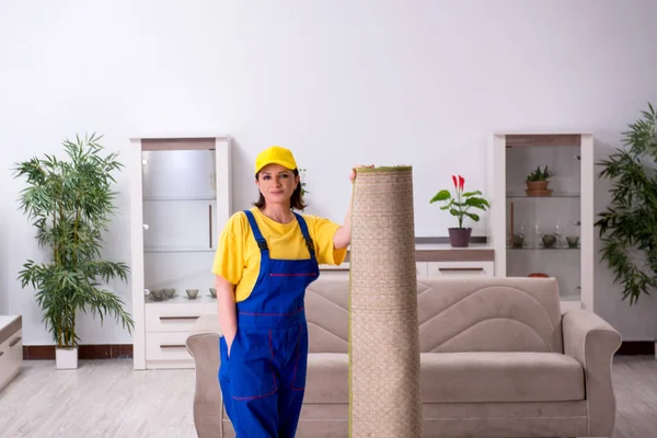 Vecchio appaltatore donna che fa lavori domestici — Foto Stock