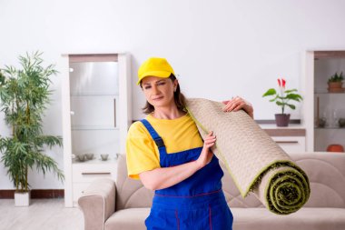 Ev işi yapan yaşlı kadın müteahhit. 