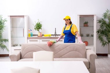 Ev işi yapan yaşlı kadın müteahhit. 