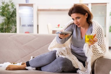 Hasta orta yaşlı kadın evde acı çekiyor. 