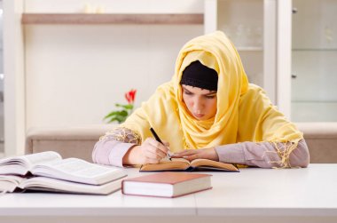 Sınavlara hazırlanan tesettürlü kız öğrenci 