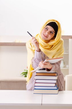 Sınavlara hazırlanan tesettürlü kız öğrenci 